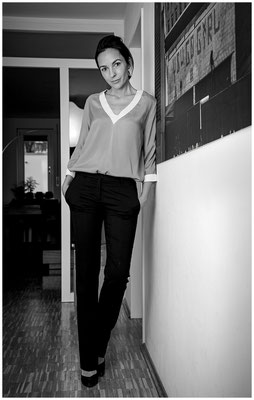 Emotion im Fokus: monochromes Porträt mit klarer Formensprache.