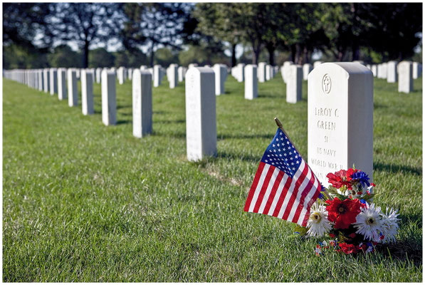 Amerikanische Flagge auf einem Soldatenfriedhof – Symbol für Erinnerung und Geschichte.