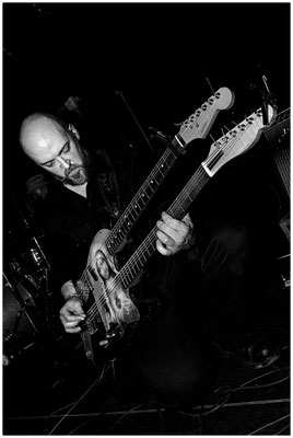 Gitarrist in Bewegung – monochromes Bild voller Rhythmus und Energie.