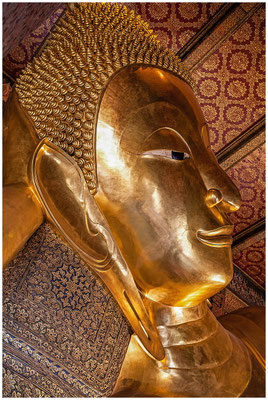 Detailaufnahme einer vergoldeten Buddha-Statue – Spiritualität im Bild.