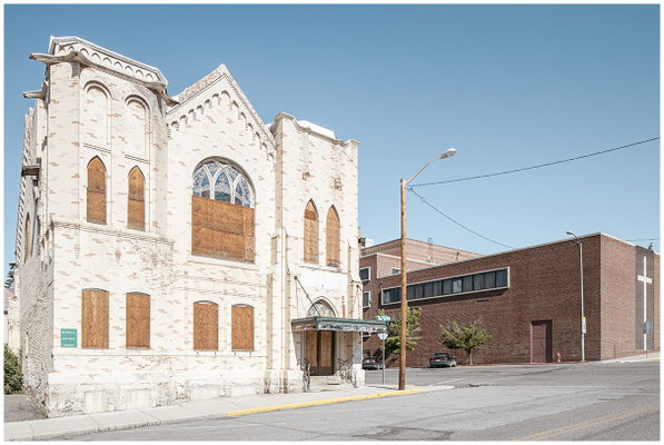 Kirche in schlechtem Zustand – Architektur erzählt vom langsamen Verfall.