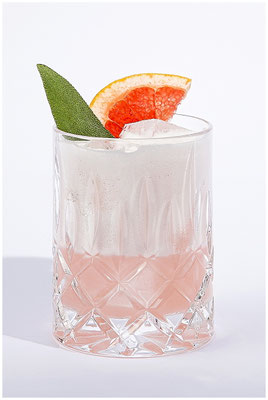 Bunter Drink im Glas mit Deko