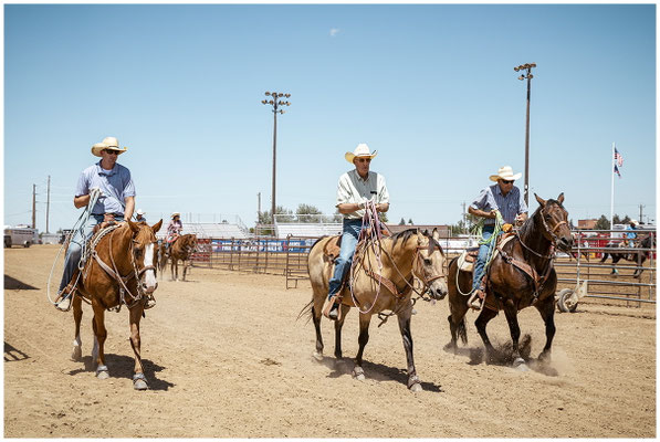 Portrait eines Cowboys nach dem Ritt – Erschöpfung und Stolz im Gesicht.