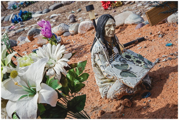 Traditioneller Grabstein im Native American Cemetery – gelebte Erinnerung sichtbar gemacht.