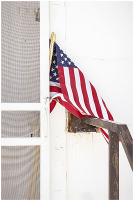 Amerikanische Flagge in Licht und Schatten – Portrait einer Nation in Farbe.