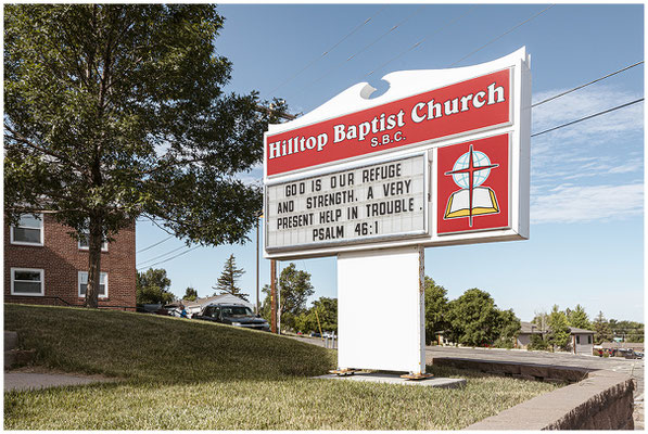 Kirchenschild als Blickfang – religiöse Botschaft im amerikanischen Alltag.