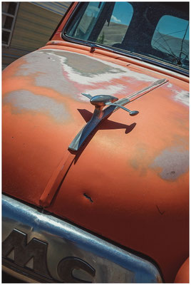 Abblätternder Lack – Schönheit des Unperfekten im Autofotodesign.