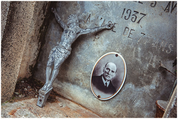 Alter Friedhof in Frankreich – verwitterte Steine, Geschichte im Verfall.