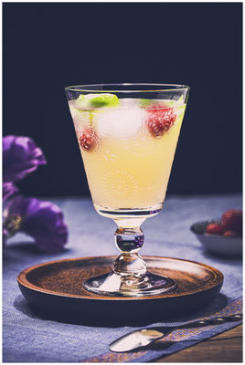 Cocktail auf Holztablett