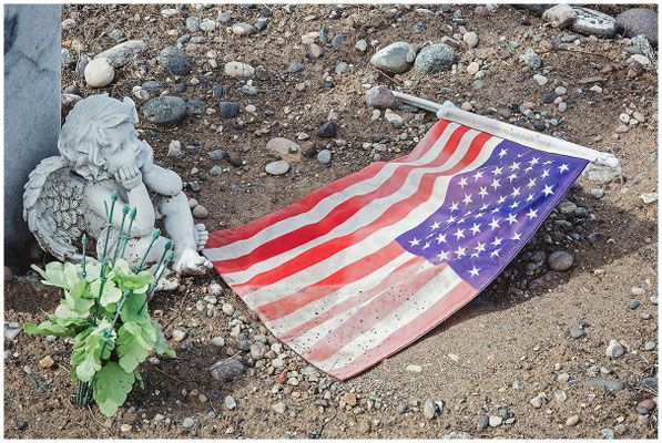 Stars & Stripes an Grabsteinen – stille Fotografie zwischen Patriotismus und Gedenken.