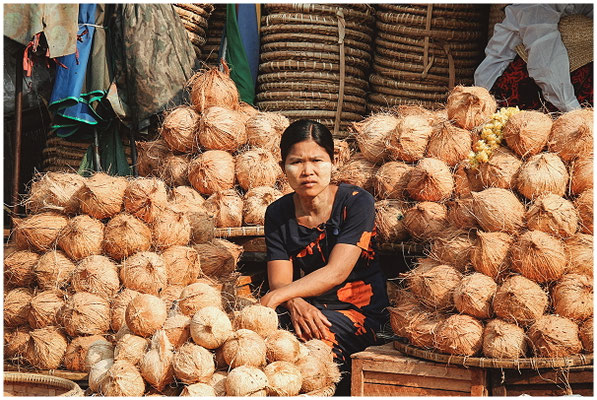 Authentisches Porträt auf dem Markt – Nähe und Persönlichkeit in Asien.