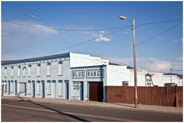 Kleinstadt-Fassade im Sonnenlicht – Amerika im Look eines Filmsets.