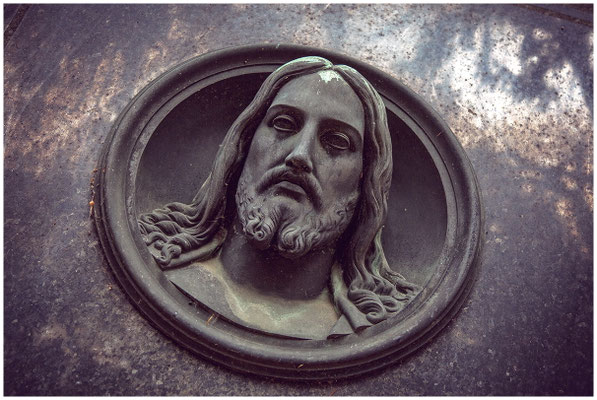 Berliner Friedhof im urbanen Raum – stille Insel der Erinnerung