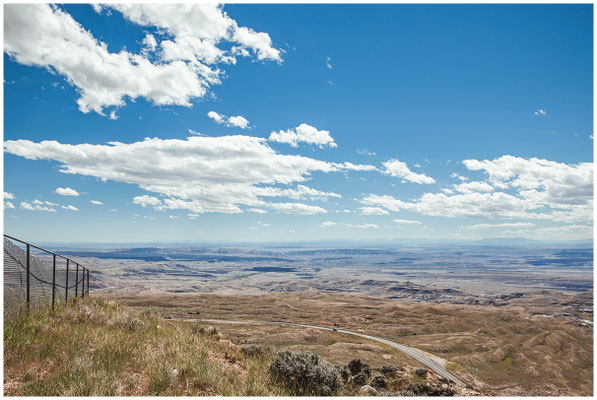 Weite Landschaft im Westen – endloser Horizont, filmisch und still.