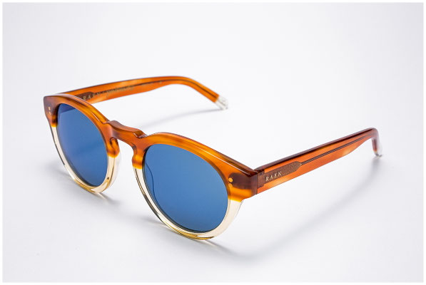 Sonnenbrille mit blauen Glädern auf hellem Hintergrund