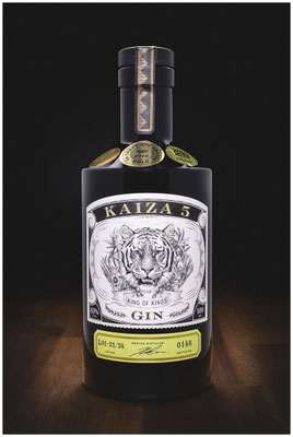 Kaiza 5 Gin Flasche auf Holztisch