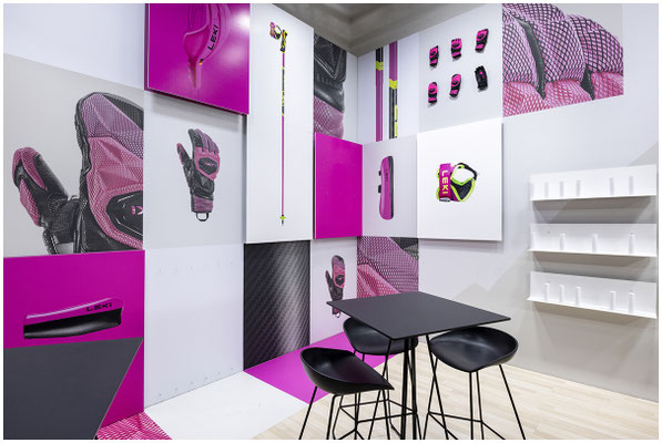 Messestand mit Grafik an der Wand