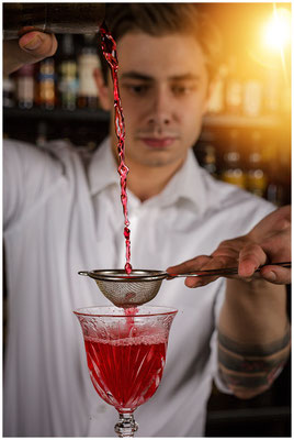 Cocktailaufnahme mit frischen Zutaten – moderne Getränkefotografie für Social Media.