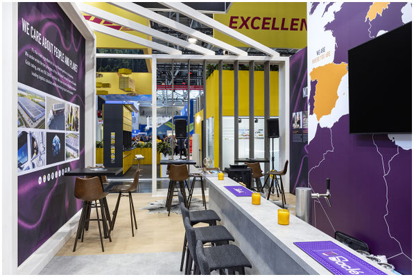 Messestand mit viel Grafik
