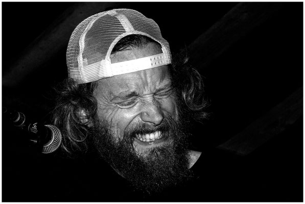 Live-Porträt eines Musikers – Emotion pur in monochromer Intensität.