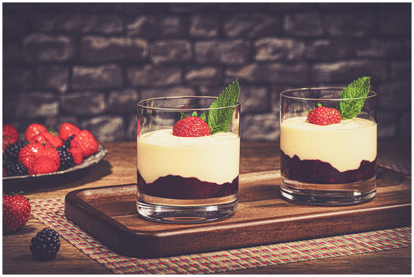 Schönes Dessert im Glas auf Holzplatte