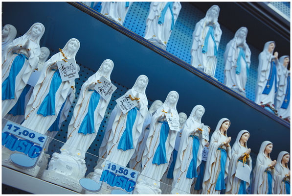 Schaufenster voller Marienstatuen – Devotionalien als sichtbarer Glaube.