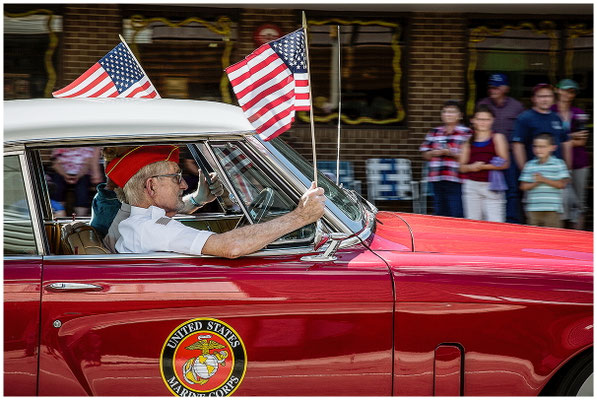 Flaggenmotiv auf einem Oldtimer – automobile Kultur und Patriotismus im Detail.