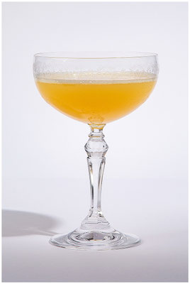 gelber Cocktail und Eis