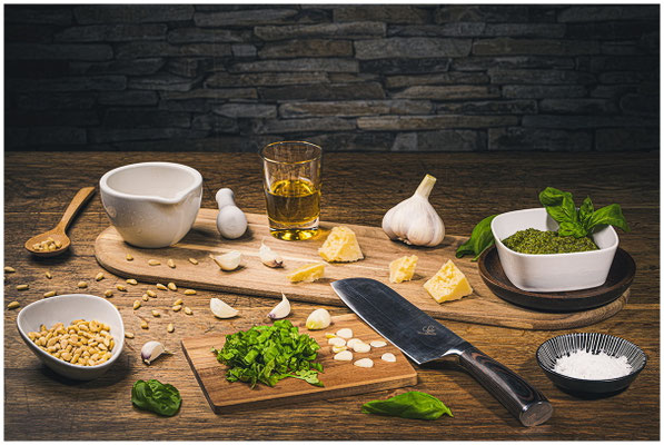 Küchen Szene mit Knoblauch Messer und Kräutern