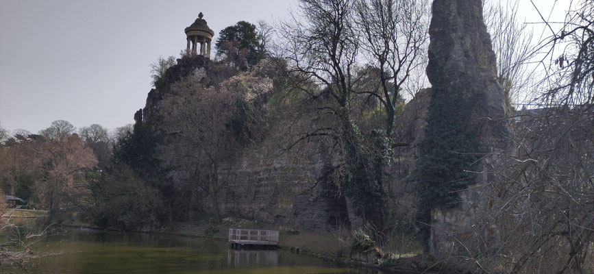 im Buttes Chaumont, die Gipsfelsen