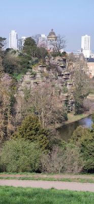 im Buttes Chaumont, Felsen und Tempel