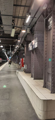 Die Stahlkonstruktion im RER-Bahnhof
