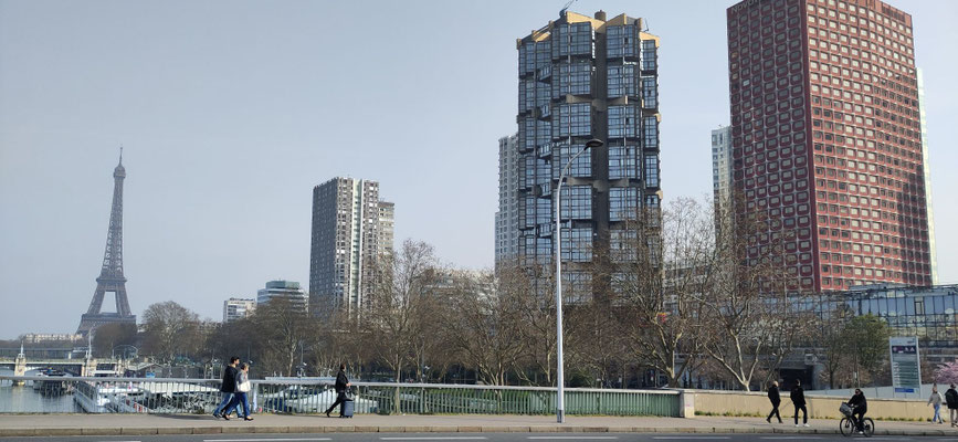 Hochhäuser an der Seine und Eiffelturm