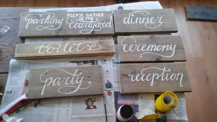 handgeschilderde bewegwijzering voor een bruiloft / hand painted signage for a wedding