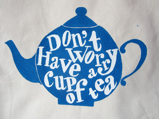 theepot met typografie / teapot with typography