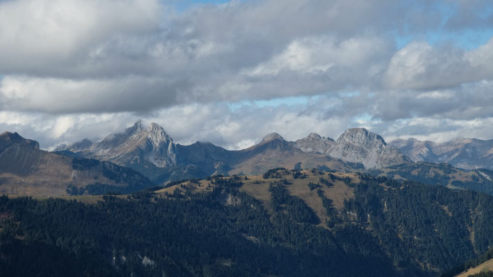 Höhi Wispile (im Vordergrund). Dahinter die Gummfluh, Videmanette und le Rubli.