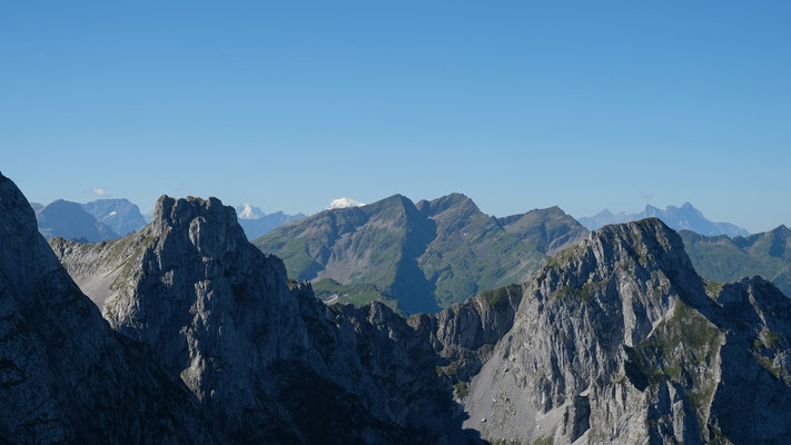 In der Bildmitte schaut der Mont Blanc hervor