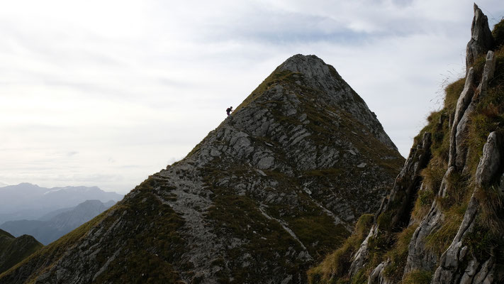 Ein Wanderer auf den letzten Metern zum Gipfel...