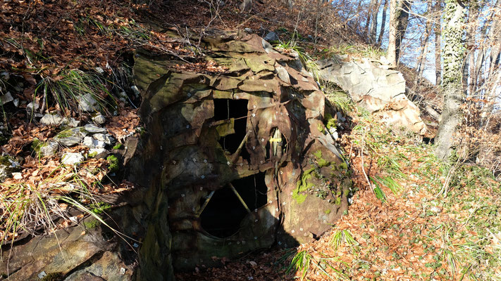 Getarnter Eingang zu einem Bunker am oberen Hausenstein