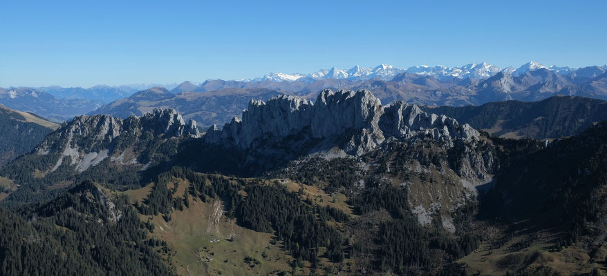 Blick über die Gastlosen zu den Berner Alpen