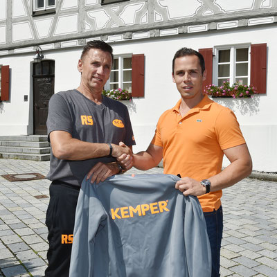 v.l.  sportl.Leiter Rudi Schiller + Marco Baumgärtner (Sponsor Fa.Kemper mit Ausgehanzüge SCI mit Namensbeflockung)