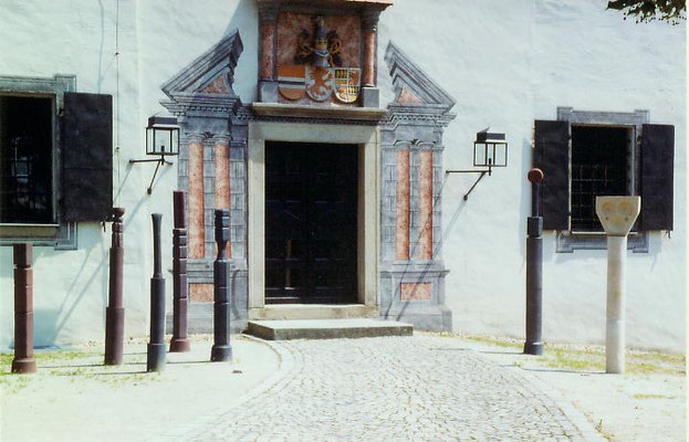 1992-01 Idole. Schloss Obernzell. Steinzeug. Höhe bis 240cm.