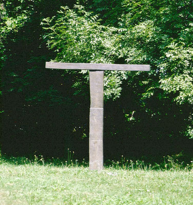 1982-08 Zeichen. Bronze oder Steinzeug. h= 192cm. Aufl. 5