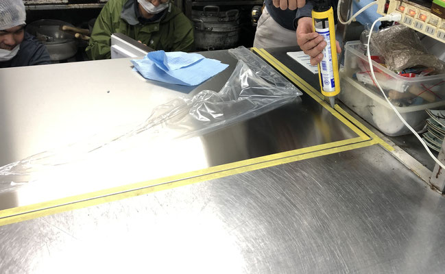 コールドテーブル　コーキング作業