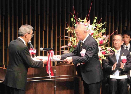 表彰状の贈呈　日本製鉄名古屋　吹奏楽団及び合唱団代表者