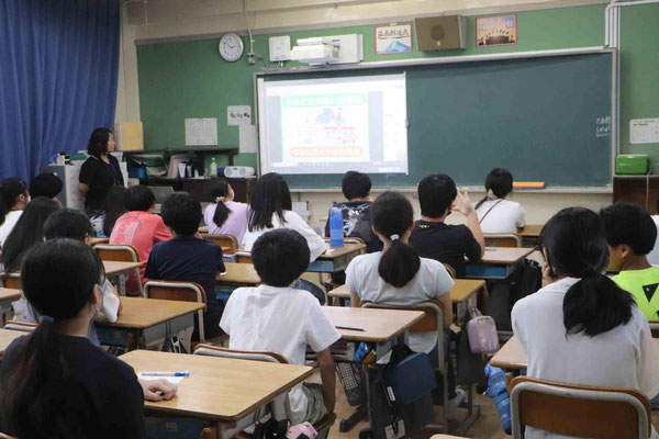 選挙に関する説明を聞く6年2組の児童