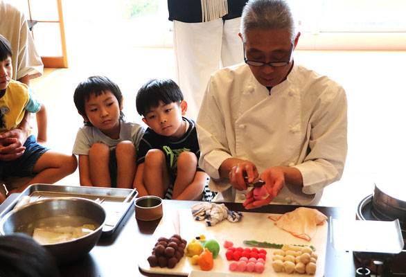 和菓子を作りを楽しむ
