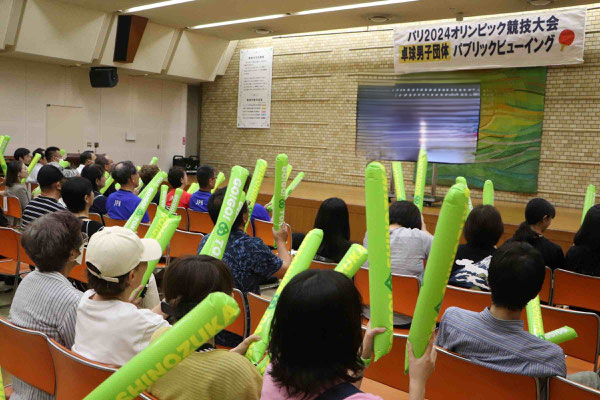 テレビ画面は加工しています
