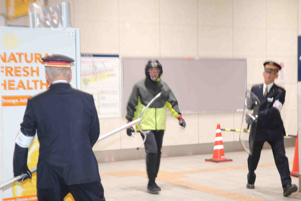 刺すまたで刃物男に対応