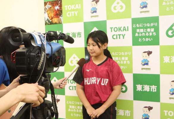 インタビューを受ける花堂希衣さん